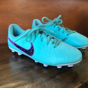 Big Girls Nike Size 4.5 Cleats Teal Great Condition